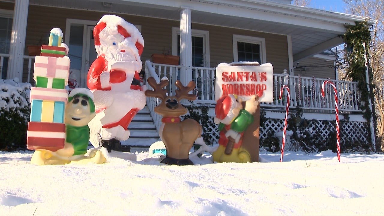 A Grinch Is Stealing Xmas Decorations In Wrentham Abc6